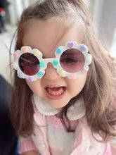 Load image into Gallery viewer, Cami Flower Sunnies- Heart World