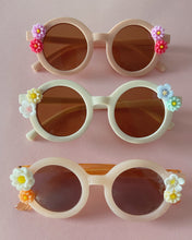 Load image into Gallery viewer, Alina Round Sunnies - Simple Flower